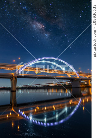 《東京》首都高速五色櫻花大橋點亮夜景星空構圖 109930535