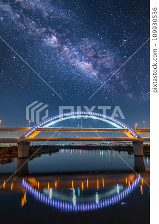 《東京》首都高速五色櫻花大橋點亮夜景星空構圖 109930536