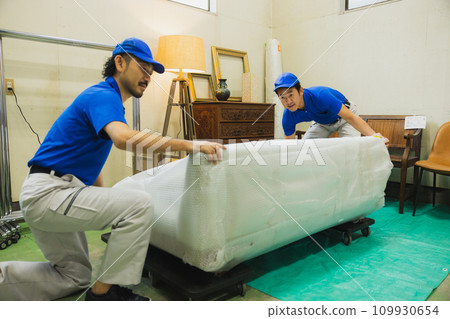 工作人員搬運沙發 109930654