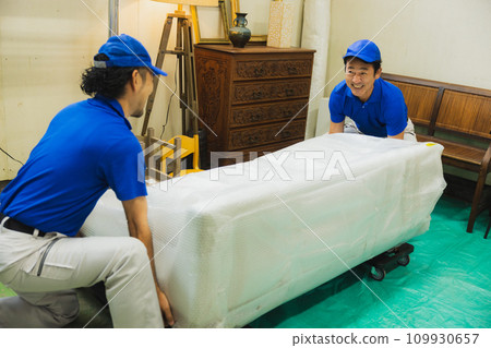 Staff carrying the sofa 109930657