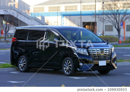 Minivan image 109930933