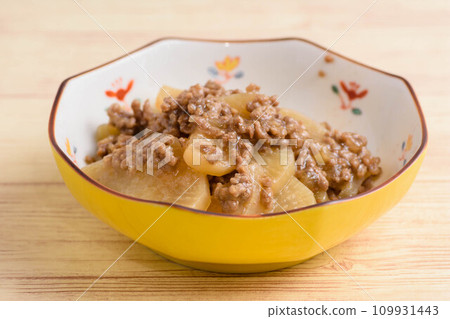 Minced radish with sauce 109931443