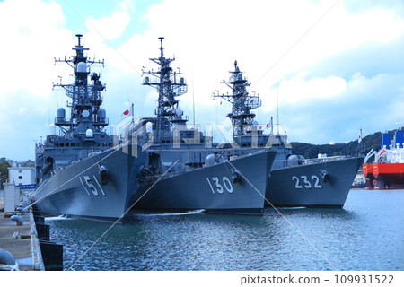 海上自衛隊舞鶴基地,三艘驅逐艦排成一排 海上自衛隊舞鶴基地,三艘驅逐艦排成一排 109931522