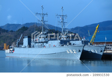 停泊在海上自衛隊舞鶴基地的掃雷艦「能登島號」和「菅島」號 停泊在海上自衛隊舞鶴基地的掃雷艦「能登島號」和「菅島」號 109931530