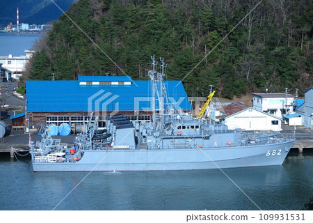 日本海上自衛隊舞鶴基地、掃雷艦「能登島號」及其伴艦停泊 109931531