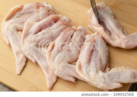 Cut chicken wings with a knife Cut chicken wings with a knife 109932568