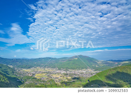 [Overlooking Yufu City from Yufu Silky Road] Kawakami, Yufuin-cho, Yufu City, Oita Prefecture 109932583
