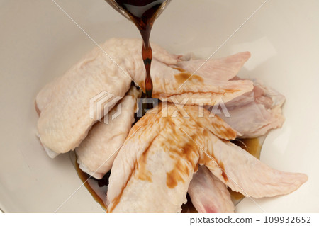 Chicken wings with soy sauce and seasoning 109932652