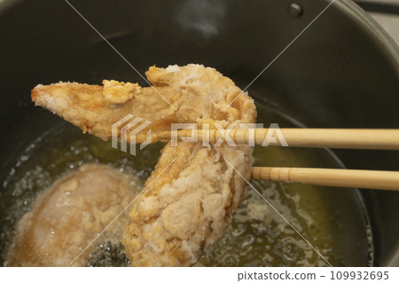 Fried chicken wings 109932695