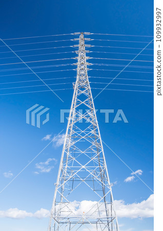 Power transmission tower towering in the blue sky Power transmission tower towering in the blue sky 109932997