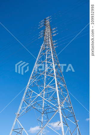 高聳於藍天的輸電塔 109932998