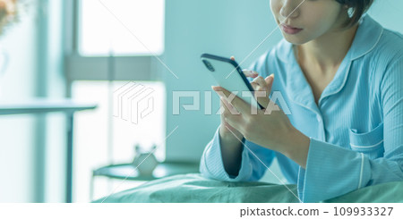 穿著睡衣的美麗女人 109933327