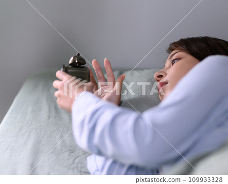 穿著睡衣的美麗女人 109933328