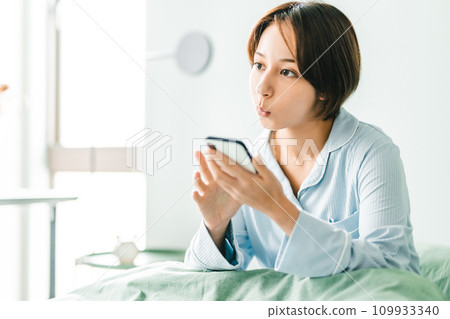 穿著睡衣的美麗女人 109933340