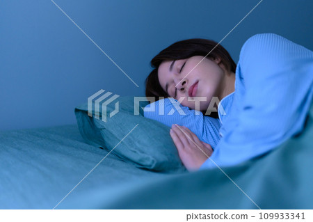 beautiful woman in pajamas 109933341