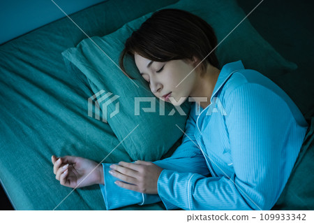 beautiful woman in pajamas 109933342