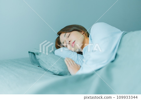 穿著睡衣的美麗女人 109933344