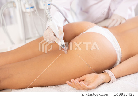 butt skin cleaning beauty procedure 109933423