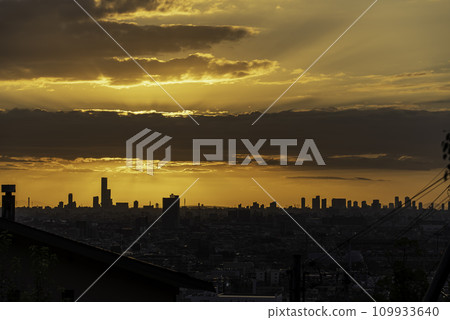 Sunset view of the city of Osaka 109933640