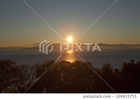 Sunrise over Suruga Bay and Nishiizu 109933755