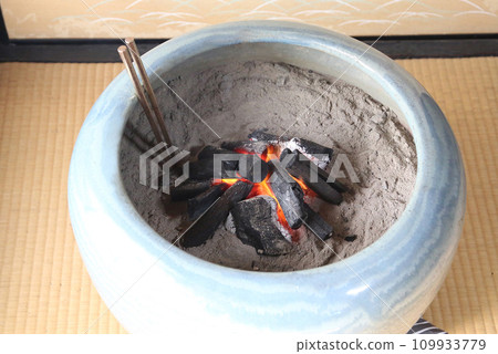 火盆上的炭火 火盆上的炭火 109933779