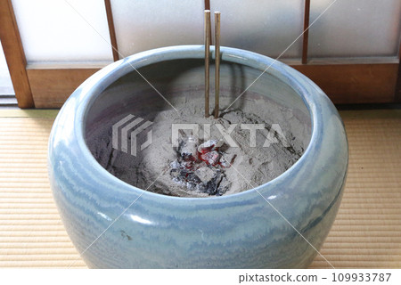 火盆上的炭火 109933787