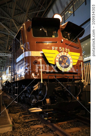 A neatly stored JNR EF58 electric locomotive (Saitama City, Saitama Prefecture, Japan) 109934303