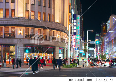 銀座夜景－夜間的銀座四丁目十字路口（2023年11月） 109934468