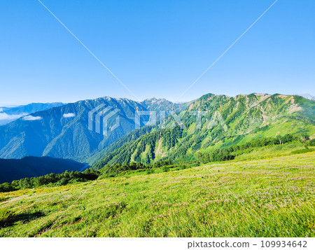 夏季攀登地字岳（從種池山莊眺望張之木山、蓮華山、赤澤山） 109934642