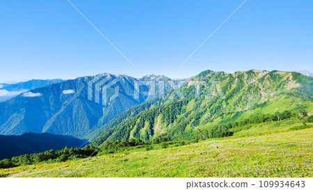 夏季攀登地字岳（從種池山莊眺望張之木山、蓮華山、赤澤山） 109934643