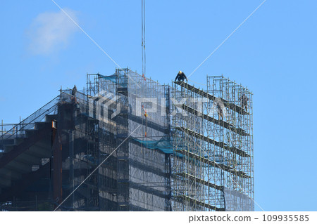 Scaffold assembly work using a tower crane Scaffold assembly work using a tower crane 109935585