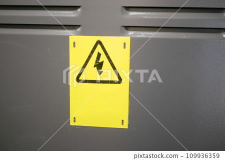 The triangular yellow sign of the danger of electric shock 109936359