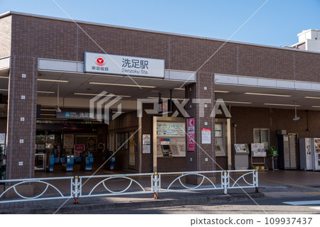 [Senzoku Station] Senzoku Station ticket gate early in the morning 109937437