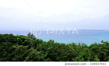 The scenery seen from the carrot-shaped observation deck on Tsuken Island, Okinawa Prefecture 109937641