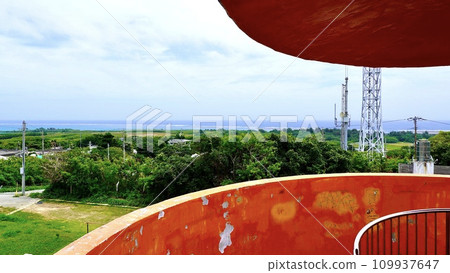 The scenery seen from the carrot-shaped observation deck on Tsuken Island, Okinawa Prefecture 109937647