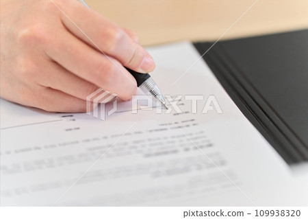 簽署合約的女人的手 簽署合約的女人的手 109938320