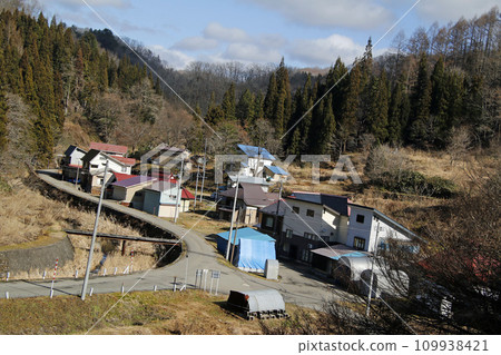冬天，福島縣只見町，深山裡的村莊沐浴在陽光下，充滿活力 109938421