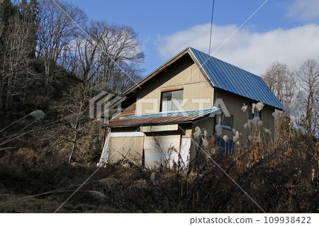 福島縣只見町冬季樹林的破房子 福島縣只見町冬季樹林的破房子 109938422