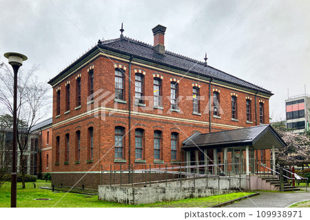 第四高中紀念文化交流館,斜前方,石川縣金澤市,下雨天。 第四高中紀念文化交流館,斜前方,石川縣金澤市,下雨天。 109938971