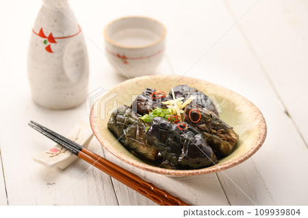 家常煮茄子和熱日本酒 家常煮茄子和熱日本酒 109939804