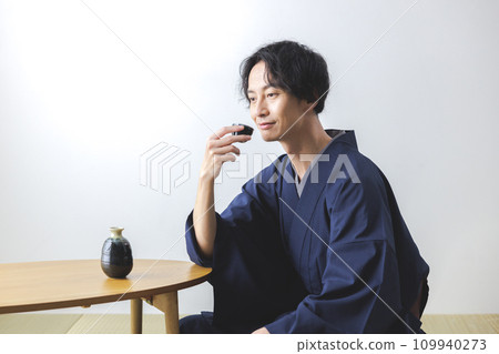 Men who drink sake 109940273