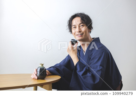 喝酒的男人 109940279
