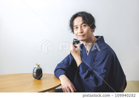 喝酒的男人 109940282
