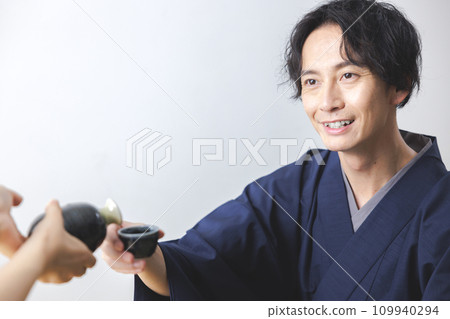 喝酒的男人 109940294