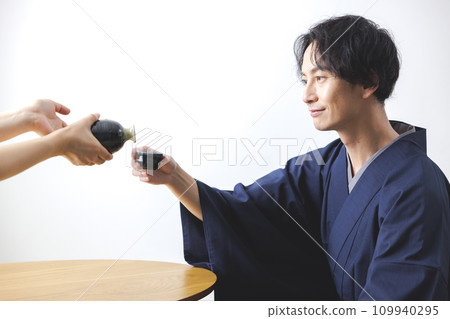 喝酒的男人 109940295