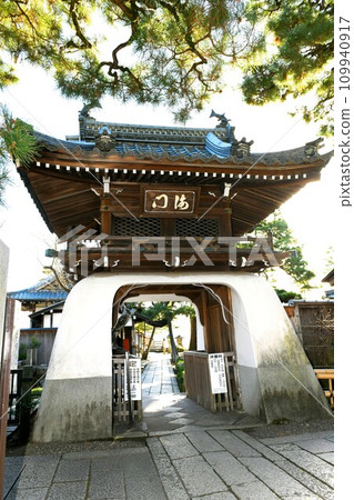 [Otsu City “Ukimido (Mangetsu-dera)” Sanmon Gate] 109940917