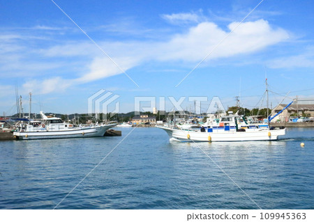 一艘漁船停泊在大原港。 一艘漁船停泊在大原港。 109945363