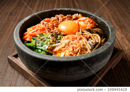 Stone baking bibimbap 109945428