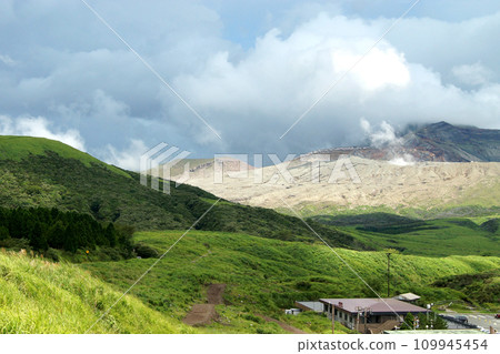 阿蘇的絕景景點「草千里展望台」 火山煙霧升騰的阿蘇中岳景色 阿蘇的絕景景點「草千里展望台」 火山煙霧升騰的阿蘇中岳景色 109945454