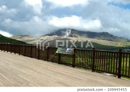 阿蘇的絕景景點「草千里展望台」 火山煙霧升騰的阿蘇中岳景色 阿蘇的絕景景點「草千里展望台」 火山煙霧升騰的阿蘇中岳景色 109945455